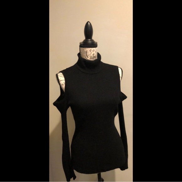 Turtleneck shoulder cut-out sweater - Picture 9 of 10